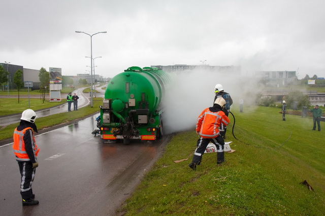 2009/117/2009-05-26 Vrachtwagenbrand Amsterdamsebaan Lijnden 07.jpg